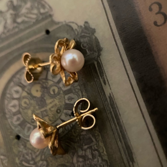 vintage 14kt solid yellow gold clover floral stud earrings with pearl center - Picture 3 of 7